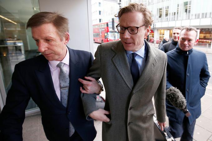 Podjetje Cambridge Analytica je po objavi videoposnetka, na katerem Alexander Nix (na fotografiji desno) govori o umazanih trikih za prirejanje izidov volitev, "zaropotalo" in direktorja v torek suspendiralo.  | Foto: Reuters