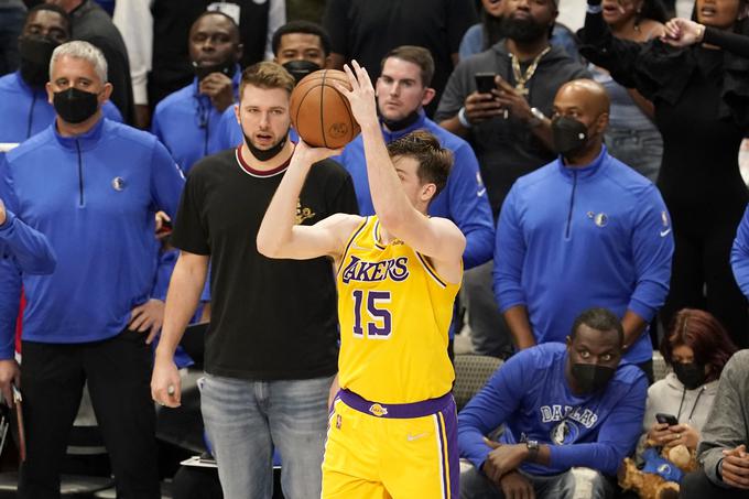 Luka Dončić je poraz svoje ekipe zaradi poškodbe spremljal s klopi. | Foto: Guliverimage/Vladimir Fedorenko