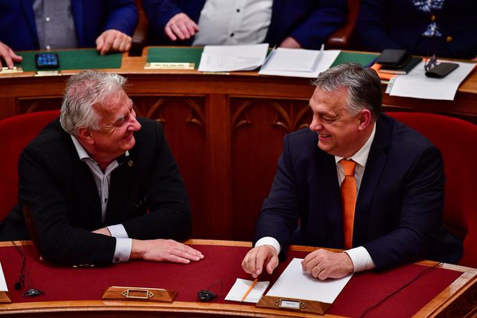 madžarski parlament | Madžarski parlament, v katerem prevladuje desna stranka Fidesz premierja Viktorja Orbana, je članstvo Finske v Natu ratificiral po večmesečnem odlašanju. Na fotografiji Viktor Orban in podpredsednik vlade Zsolt Semjen. | Foto Reuters