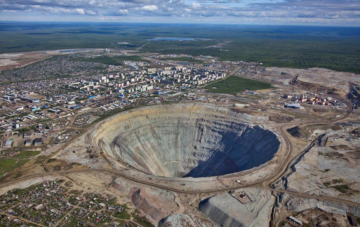 Rudnik Mir | Pošastne dimenzije rudnika diamantov Mir postanejo še bolj izrazite, če vemo, da je bližnje mesto Mirny približno tako veliko kot slovensko Celje. | Foto Alrosa