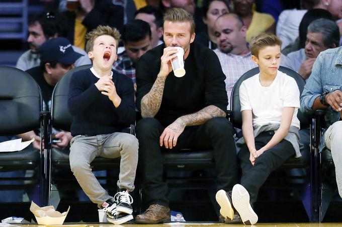 Da se družina Beckham navdušuje nad Los Angeles Lakers, ni neznanka, niti skrivnost. David Beckham je svoje sinove večkrat pripeljal na ogled košarkarskih tekem, ko je med letoma 2007 in 2012 še kot profesionalec igral za nogometni klub LA Galaxy. Na fotografiji s sinovoma Romeom in Cruzom med tekmo Jezernikov leta 2014. | Foto: Guliverimage