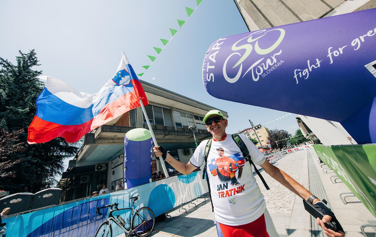 Jože Ravbar | 72-letni Novomeščan Jože Ravbar je redni spremljevalec kolesarskih dirk. Prisoten je tudi na letošnji dirki Po Sloveniji, kjer izstopa zaradi slovenske trobojnice večjega formata in majice Tadeja Pogačarja.  | Foto Vid Ponikvar