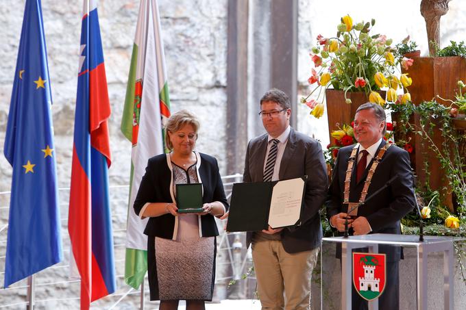 Botanični vrt Univerze v Ljubljani, ki deluje v okviru Oddelka za biologijo Biotehniške fakultete, je prejel eno izmed najvišjih priznanj Mestne občine Ljubljana, plaketo glavnega mesta Ljubljana za leto 2018. Na fotografiji prof. dr. Miha Humar, na dan podelitve dekan Biotehniške fakulteta in Zoran Janković, župan Občine Ljubljane, ki je izpostavil predvsem sodelovanje: "Veseli smo, da lahko sodelujemo z Botaničnim vrtom Univerze v Ljubljani, ki z neverjetno tradicijo soustvarja ne samo pomembno infrastrukturo, ampak tudi vsebine v Ljubljani. Ponosni smo lahko, da je del naše občine. Vrt je nenadomestljiv prostor za počitek ali sprehod mnogih meščanov in obiskovalcev, pomembno vlogo pa ima tudi pri izobraževanju širše javnosti in izvajanju družbeno koristnih projektov." | Foto: 