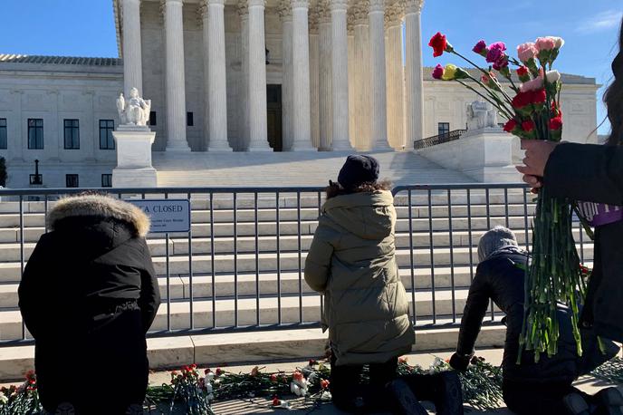 vrhovno sodišče ZDA | Gre za osupljivo kršitev zaupnosti in tajnosti vrhovnega sodišča, objavo Politica komentirajo preostali ameriški mediji. | Foto Guliverimage