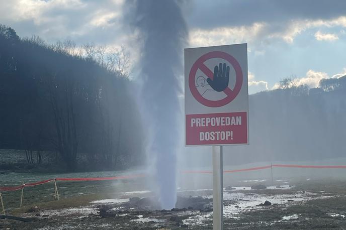 opazovalna vrtina | O dogodku so obvestili lokalno skupnost, lastnike najbližjih zemljišč in inšpekcijo za naravne vire in rudarstvo. Podjetje v sodelovanju s pristojnimi organi in strokovnjaki pripravlja načrt sanacije, na podlagi katerega bodo lahko ocenili tudi čas sanacije. | Foto ATLANTIC DROGA KOLINSKA D.O.O.