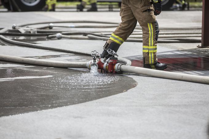 Podjetja se vse več poslužujejo zakonske možnosti, da namesto lastne enote ali ob lastni enoti podjetje sklene pogodbo z lokalno javno gasilsko službo, pravi Švarc.  | Foto: Matej Leskovšek