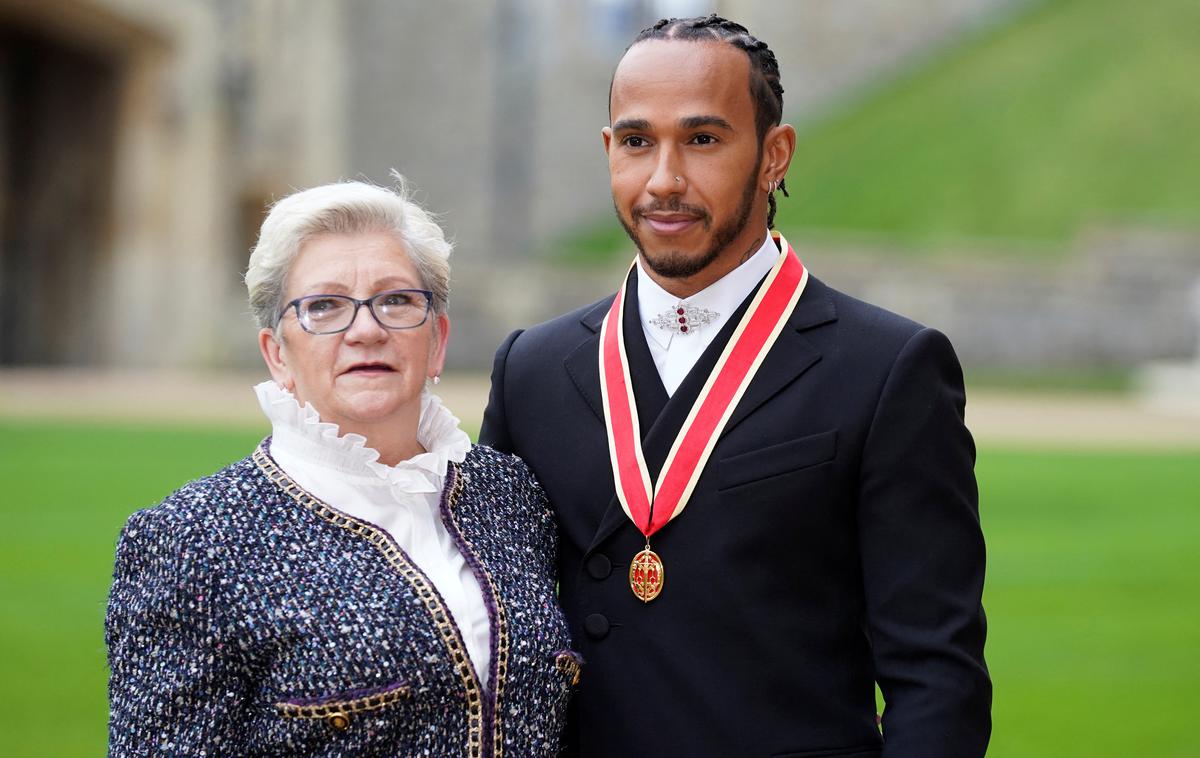 Lewis Hamilton viteški red | Lewis Hamilton si bo dodal še materin priimek Larbalestier. | Foto Guliverimage