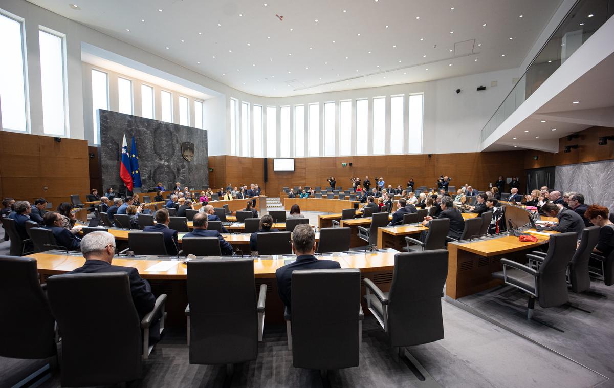 Državni zbor | Še do pred kratkim je veljalo, da bodo zagovorniki JEK2 na referendumu odnesli gladko zmago. Po oddaji Tarča na TV Slovenija, kjer so s posnetki neformalnega sestanka v državnem zboru razkrili izigravanje referendumske zakonodaje, se je tveganje za padec referenduma bistveno povečalo. | Foto STA