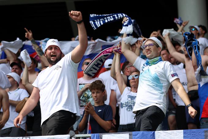 Združeni navijači Slovenije so bili znova najglasnejši na stadionu, a je za razliko od tekme z Armenijo izostalo še boljše sodelovanje s preostalimi tribunami. | Foto: www.alesfevzer.com