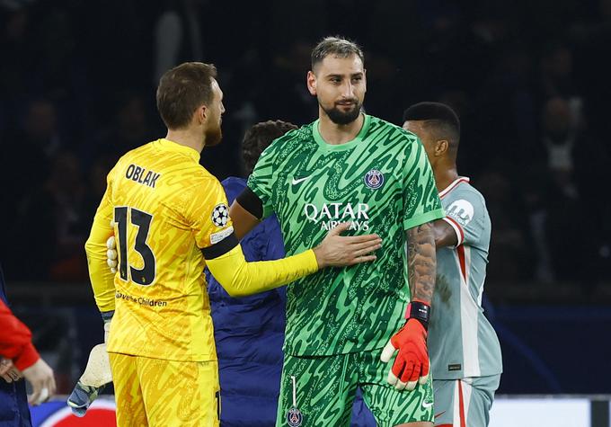 Jan Oblak je po tekmi tolažil mlajšega stanovskega kolega Gianluigija Donnarummo, ki ni imel veliko dela, a vseeno prejel dva zadetka in ostal brez točk. | Foto: Reuters