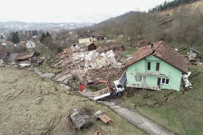 V Hrvaški Kostajnici so zemeljski plazovi zaradi obilnih padavin v zadnjih dneh postali stalnica. | Foto: Reuters