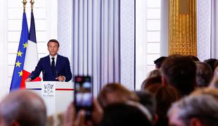 Emmanuel Macron prisegel za drugi predsedniški mandat