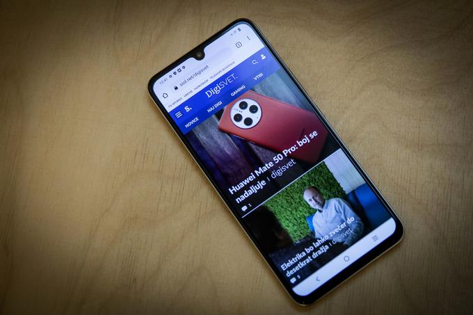 Zaslon AMOLED, ki na telefonih srednjega razreda sicer ni samoumeven, poskrbi za prijazen in pregleden zaslonski prikaz. | Foto: Ana Kovač