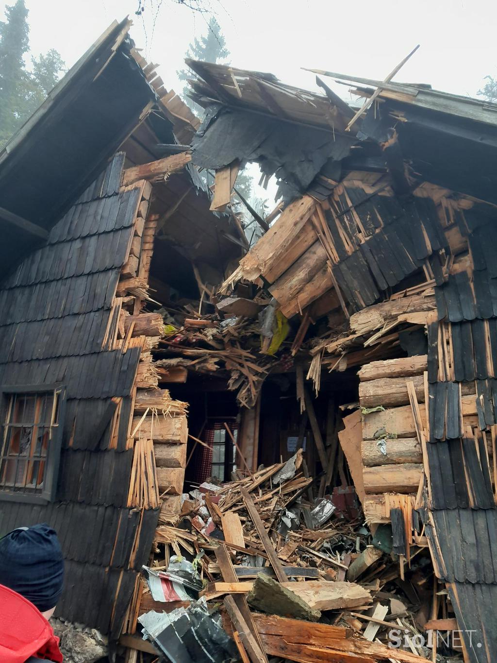 poškodovana koča, strmoglavljeno letalo