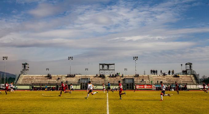 V soboto bodo tribune kranjskega stadiona, edinega v 1. SNL brez umetne razsvetljave, bolj zasedene. | Foto: Matic Ritonja/Sportida