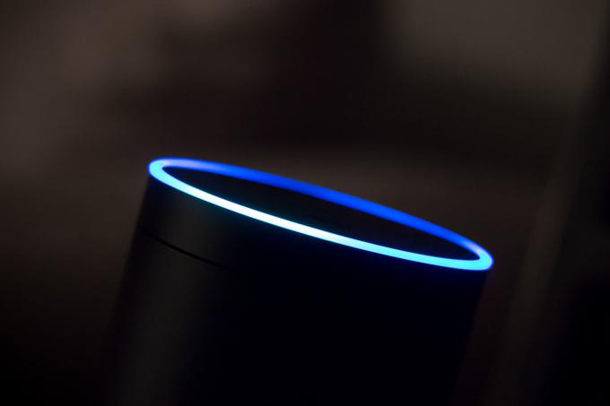 To pojasnilo je mogoče namenoma napisano nejasno, saj bi glede na to, da Alexa kaže zametke umetne inteligence, morda kdo lahko sklepal, da se Alexa uči sama. Na fotografiji pametni zvočnik Amazon Echo. | Foto: Amazon | Foto: 