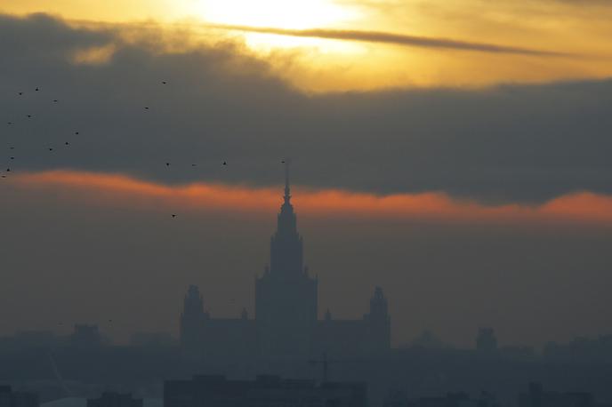 Moskva, Rusija, Kremlin, Lomonosov | Podjetje Pushwoosh je prek osem tisoč aplikacij, v katere je vključena njihova programska koda, zbiralo zelo natančne podatke o uporabnikih pametnih telefonov. Pushwoosh se na spletni strani hvali, da se je njihova programska koda znašla že na več kot dveh milijardah pametnih telefonov po vsem svetu. Po poročanju Reutersa za zdaj še ni dokazov, da bi bila njihova programska koda kakorkoli zlorabljena, a da tako rekoč ni zagotovil oziroma da to ne pomeni zmanjšanja tveganja, da bi podatki o uporabnikih odtekali v Rusijo. | Foto Reuters