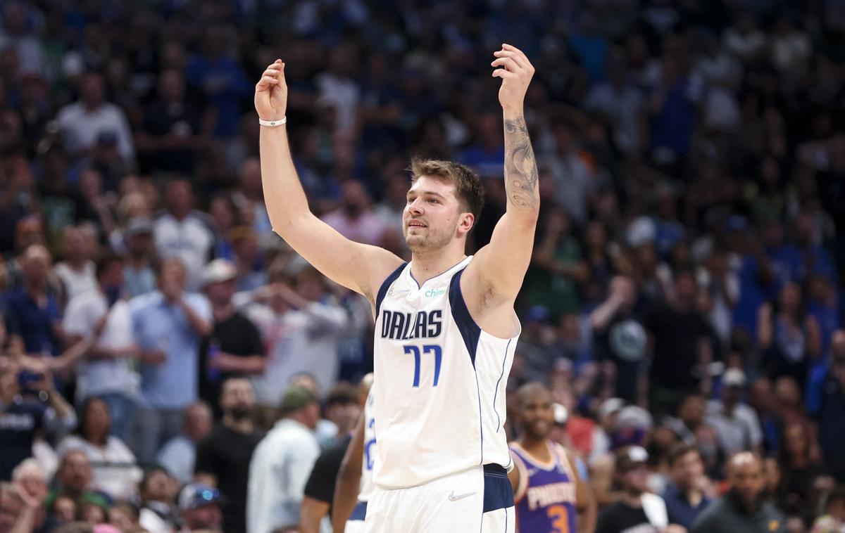 Luka Dončić | Luka Dončić je pomagal Dallas Mavericks, da so na domačih tleh premagali Phoenix Suns in znižali izid v zmagah na 1:2. | Foto Reuters