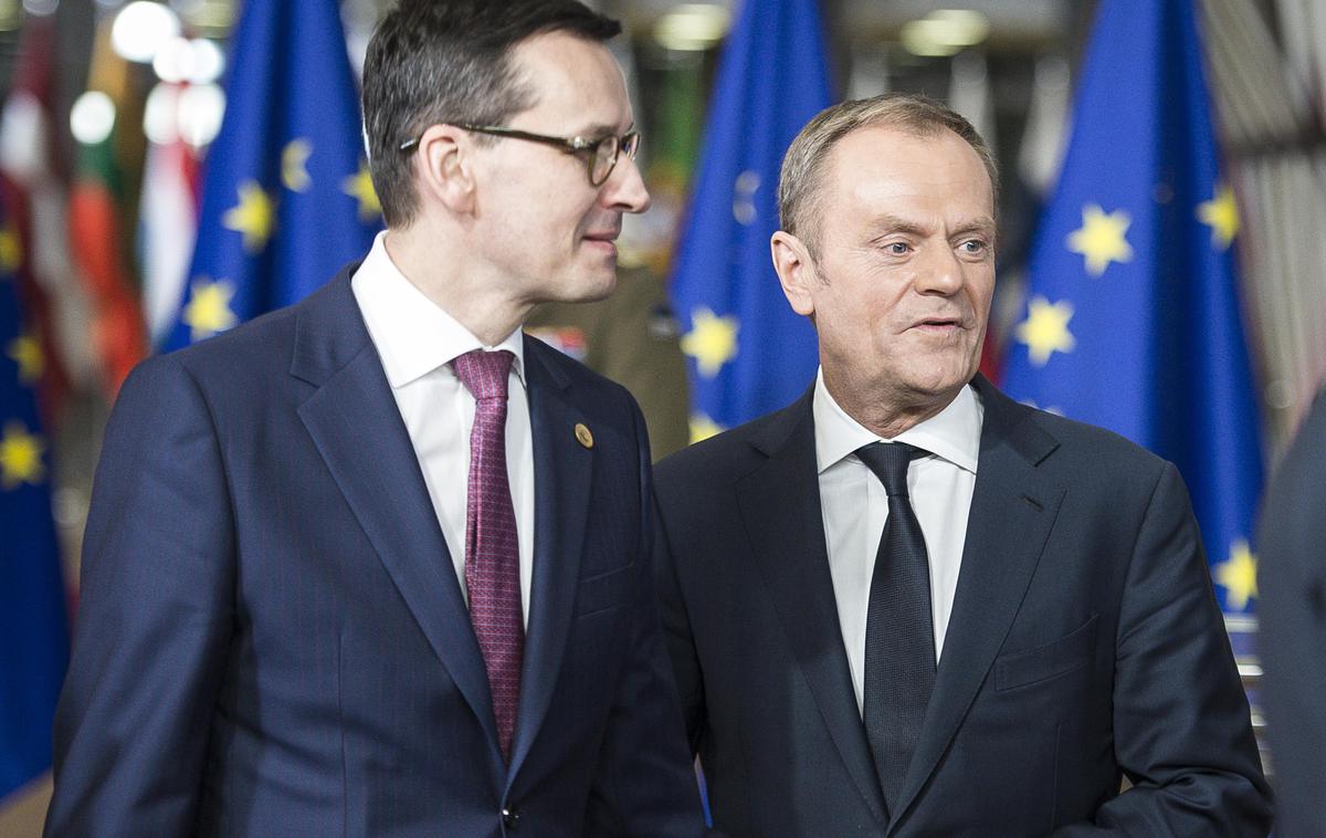 Mateusz Morawiecki in Donald Tusk | Poljski premier Mateuzs Morawiecki (levo) skuša svojega tekmeca, nekdanjega poljskega premierja Donalda Tuska, premagati tudi z očitki, da je podrejen Nemčiji. | Foto Guliverimage