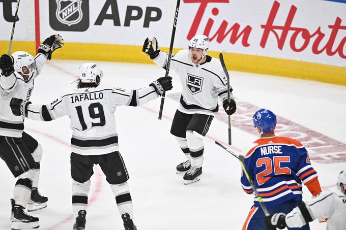 Veselje hokejistov Los Angelesa po razburljivem srečanju v dvorani Rogers Place v Edmontonu, kjer so utišali domače privržence hokeja. | Foto: Reuters