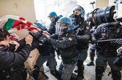 Na protivladnem protestu v Torinu spopadi med študenti in policijo #video