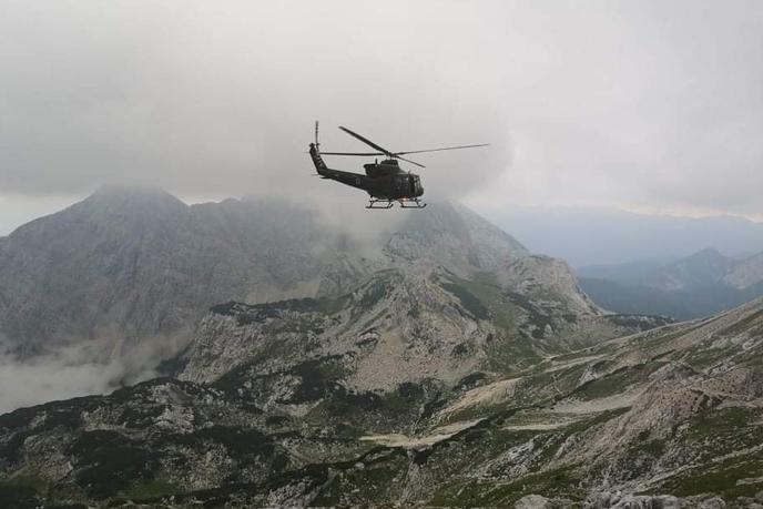 Reševanje s Kredarice: prvi planinci v dolino poleteli že ob 5.40 #video