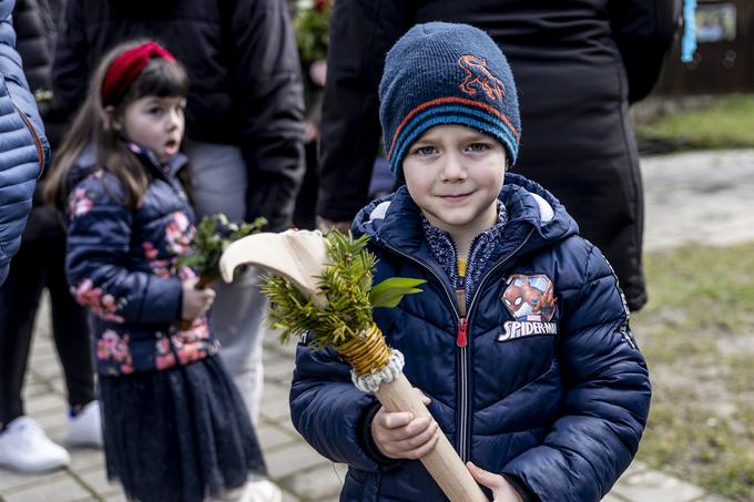 "Ati mi je pomagal izdelati cepin, ampak ga sam še ne smem uporabljati."  | Foto: Ana Kovač