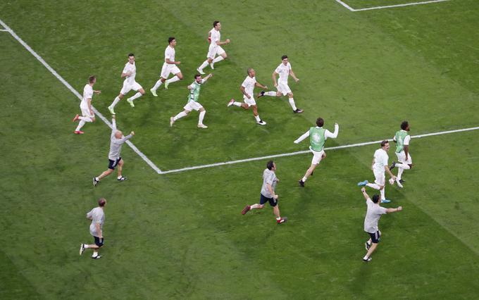 Veselje španskih nogometašev ob preboju v polfinale. | Foto: Reuters