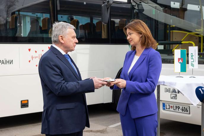 Andrij Taran, Tanja Fajon | Z avtobusom bodo prevažali ukrajinske šolarje. | Foto STA