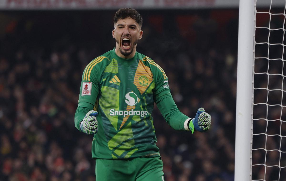 Manchester United Altay Bayindir | Altay Bayindir je postal veliki junak Manchester Uniteda. Že v rednem delu je branil strel z bele pike Martinu Odegaardu, v seriji enajstmetrovk pa nato še Kaiu Havertzu.  | Foto Reuters