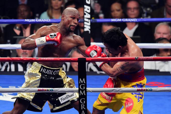 Ameriški Floyd Mayweather je maja lani po 12 rundah premagal Filipinca Mannyja Pacquiaa in v žep pospravil 200 milijonov evrov. | Foto: Reuters