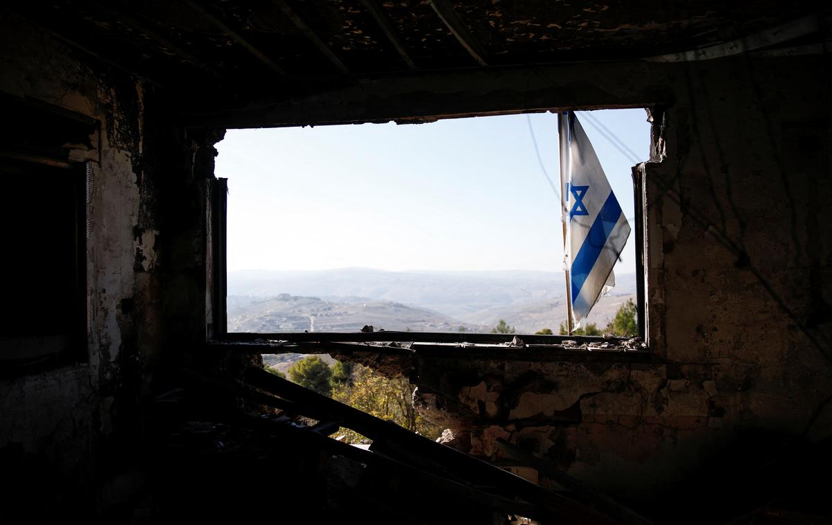 Izrael, izraelska zastava | Har Dov velja za sporno območje, ki je znano tudi pod imenom Šeba in se nahaja na severu zasedene Golanske planote. Napad na območje je potrdil Hezbolah in s tem kršil dogovor o prekinitvi ognja. Kot je pojasnil, je napad izvedel po izraelskih kršitvah dogovora, poroča nemška tiskovna agencija dpa. | Foto Reuters