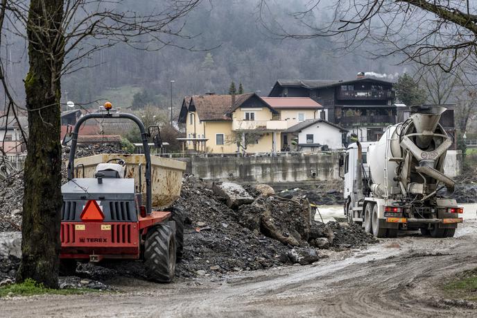 Tacen | V Tacnu že nekaj časa brnijo stroji. Se bodo umaknili pravi čas? | Foto Ana Kovač