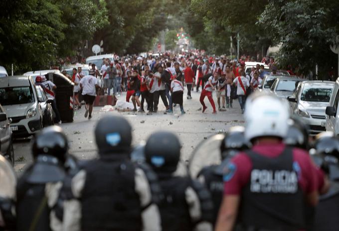 Lanski spektakel med velikanoma iz Buenos Airesa so zasenčili številni navijaški izgredi. | Foto: Reuters