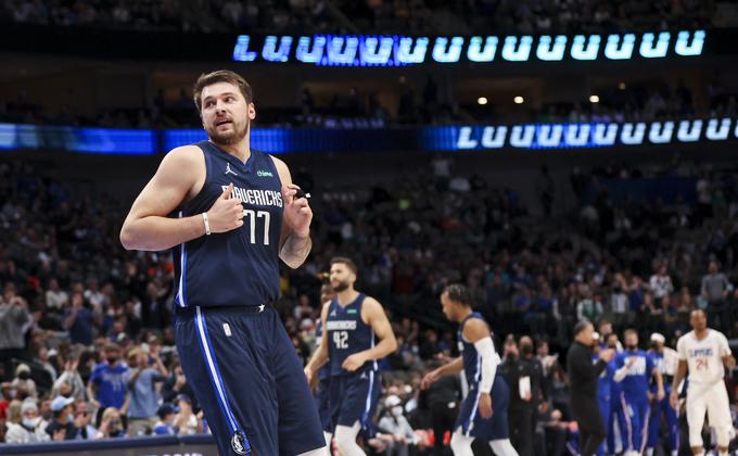 Slovenski košarkarski as Luka Dončić je postavil nov mejnik. Prvič je v ligi NBA presegel mejo 50 točk. Proti Los Angeles Clippers je dosegel 51 točk, kar je nov slovenski rekord v ligi NBA. V eni četrtini je dal kar 28 točk! Pred tekmo ga je LeBron James še tretjič zapored uvrstil v svojo ekipo za tekmo All-Star. | Foto: Guliverimage/Vladimir Fedorenko