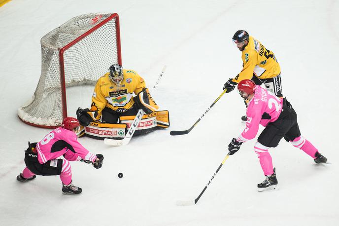 HDD Sij Acroni Jesenice - HC Pustertal - Aplska liga | Hokejisti Jesenic so se proti podprvaku Pustertalu dobro držali do 57 minute, ko je na semaforju pisalo 1:1, na koncu pa izgubili z 1:4. Železarji vse oktobrske tekme v znak ozaveščanja o raku na dojkah igrajo v posebnih rožnatih dresih, na katerih je namesto logotipa rožnata pentlja.  | Foto Peter Podobnik/Sportida