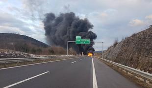 Dolenjska avtocesta zaprta, gori tovornjak