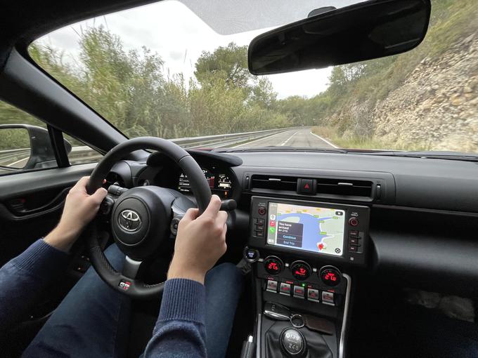 Notranjost je spodobno moderna in digitalizirana, serijsko tudi z vmesnikoma Car Play in Android Auto. Hvalimo podrobnosti kot je z alkantaro prevlečen zgornji del merilnikov. | Foto: Gregor Pavšič