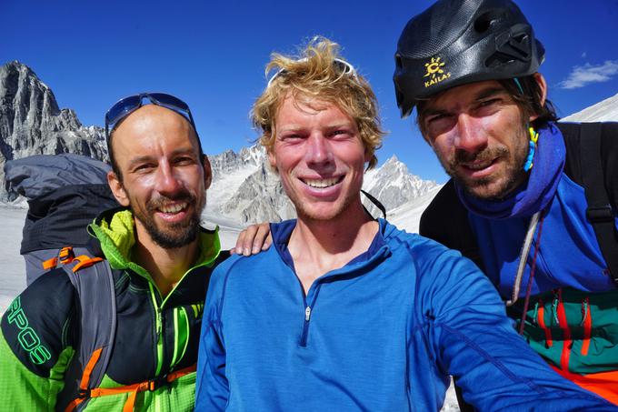 Luka Stražar, Tom Livingstone in Aleš Česen so prejemniki zlatega cepina za vzpon na Latok I. | Foto: Tom Livingstone