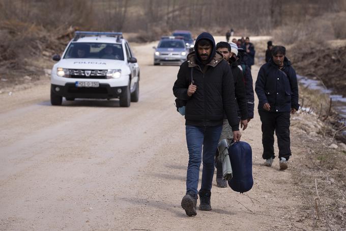 Velika večina migrantov še vedno nezakonito vstopa v Slovenijo na slovensko-hrvaški meji. Na fotografiji: migranti na območju Hrvaške. | Foto: Guliverimage