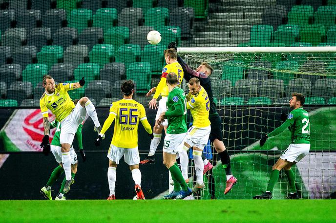 NK Olimpija NK Maribor derbi | Nenamerno igranje z roko bodisi pred zadetkom ali pred priložnostjo za zadetek ni več kršitev. | Foto Vid Ponikvar