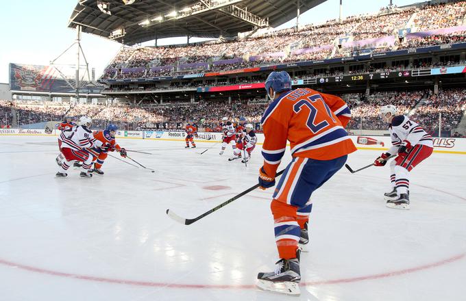 V prihajajoči sezoni se konec oktobra na sceno vrača klasika na prostem (Heritage Classic), pomerila se bosta kanadska tekmeca Calgary in Edmonton. | Foto: Getty Images