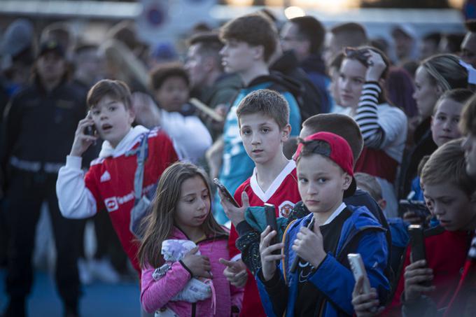 Ogromno mladih slovenskih ljubiteljev nogometa je na letališču Brnik zaman čakalo Cristiana Ronalda. | Foto: Bojan Puhek