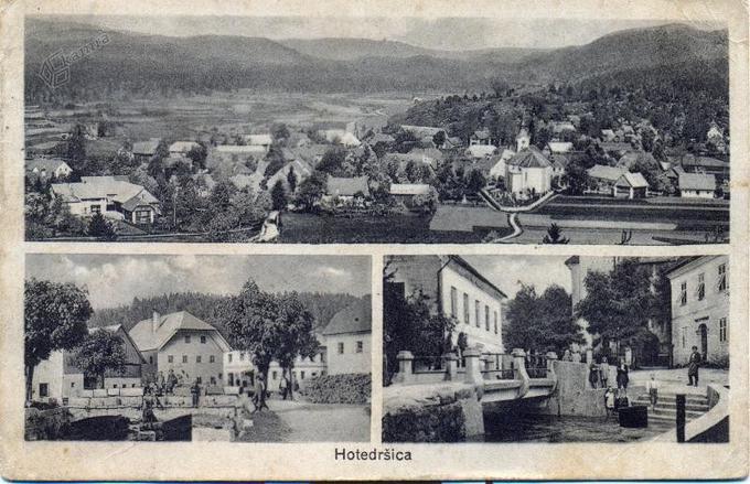 Na razglednici z žigom dne 16. 8. 1929 je panoramski pogled na Hotedršico pri Logatcu. Arhitekt je za rojstni kraj svojega očeta načrtoval most (na fotografiji), ki je bil zgrajen leta 1925. Na tem mestu je pred tem stal leseni most in na njem kip sv. Janeza Nepomuka, tega je Plečnik prestavil na podaljšan zid na konec mostu. | Foto: Kamra.si