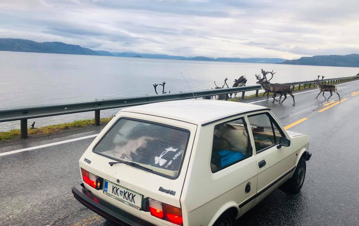 Zastava yugo Nordkapp | Slovenski zastava yugo med potjo proti Nordkappu na severu Norveške. Pot do tja je bila dolga več kot pet tisoč kilometrov. | Foto osebni arhiv