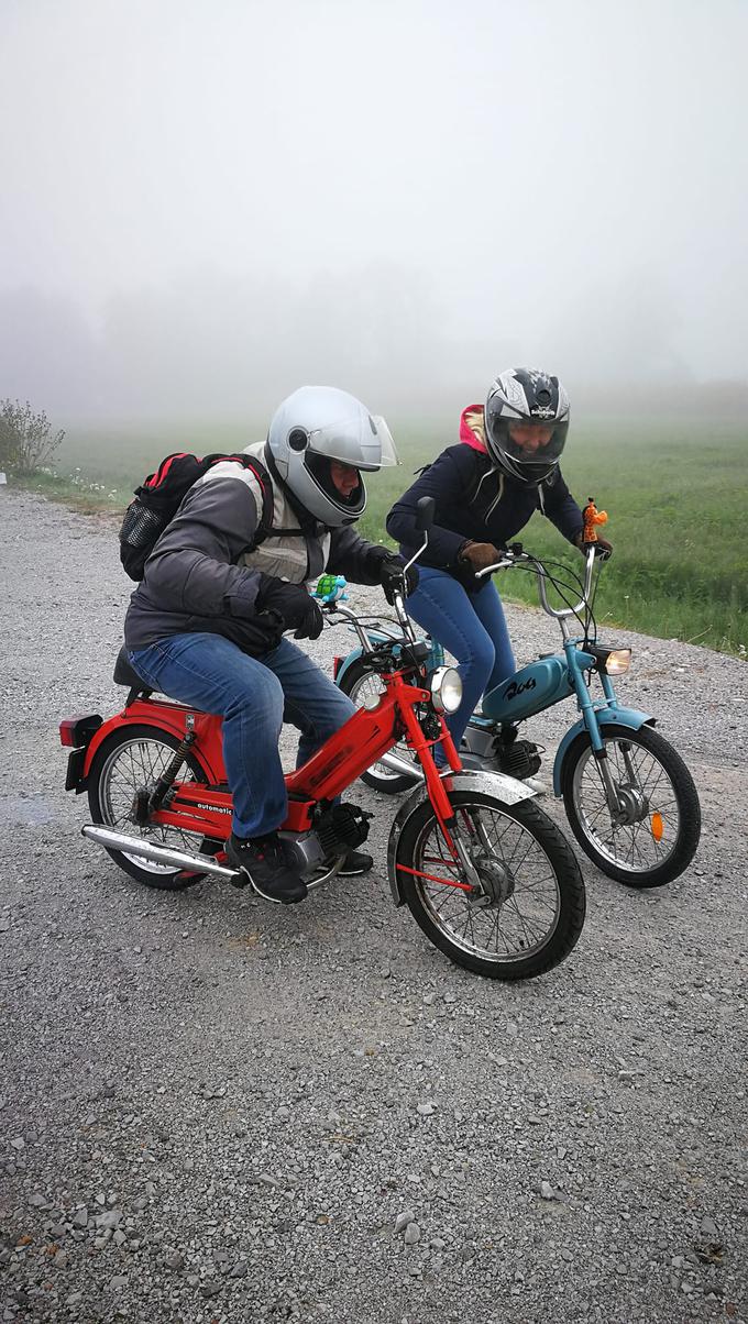 Tudi letos se je z očetom z mopedom odpravila na morje. | Foto: osebni arhiv/Lana Kokl