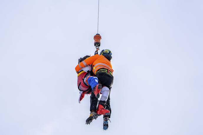 Bormio Marco Schwarz | Takole so nesrečnega Avstrijca dvignili na helikopter in odpeljali v bolnišnico. | Foto Guliverimage