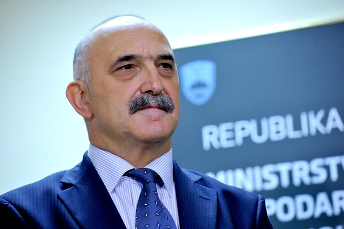 Nekdanji gospodarski minister Jožef Petrovič je odstopil po razkritju spornih pogodb, ki jih je podpisoval v imenu DZS. Na položaju ministra je zdržal mesec dni. | Foto: STA ,