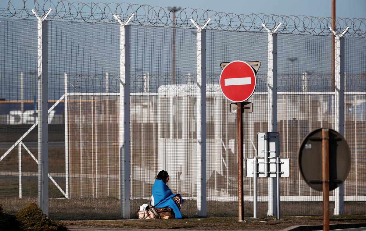 pristanišče Calais migranti trajekt | Migranti in begunci se že leta zbirajo v francoskih pristaniščih ob Rokavskem prelivu v upanju, da bodo lahko prišli do Velike Britanije, pogosto zato, ker tam že živijo njihovi sorodniki. | Foto Reuters