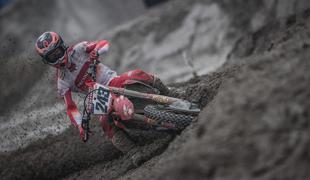 Tim Gajser v dežju in blatu prvi test opravil z odliko